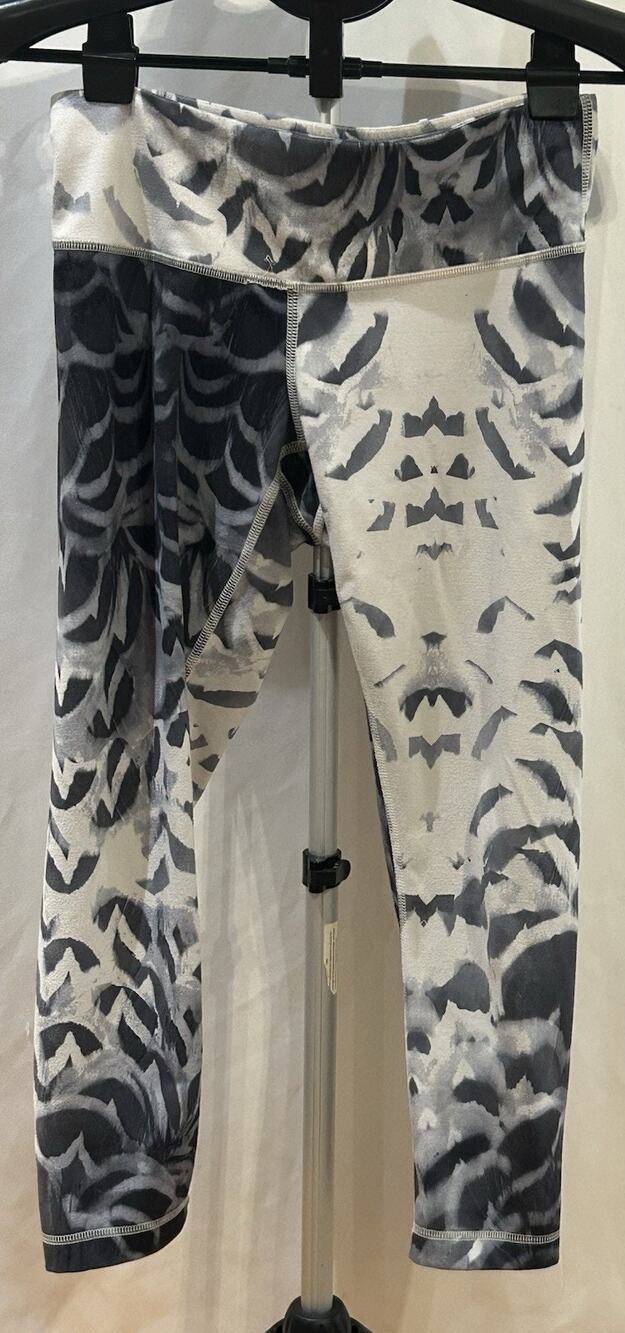 Lululemon Wunder Under in Pretty Plume Angel Wing Black Leggings Women's size 6